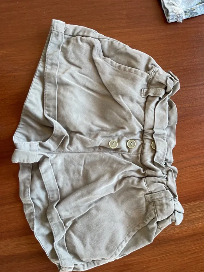 Lot de deux shorts taille 3 ans très bon état. - photo numéro 2