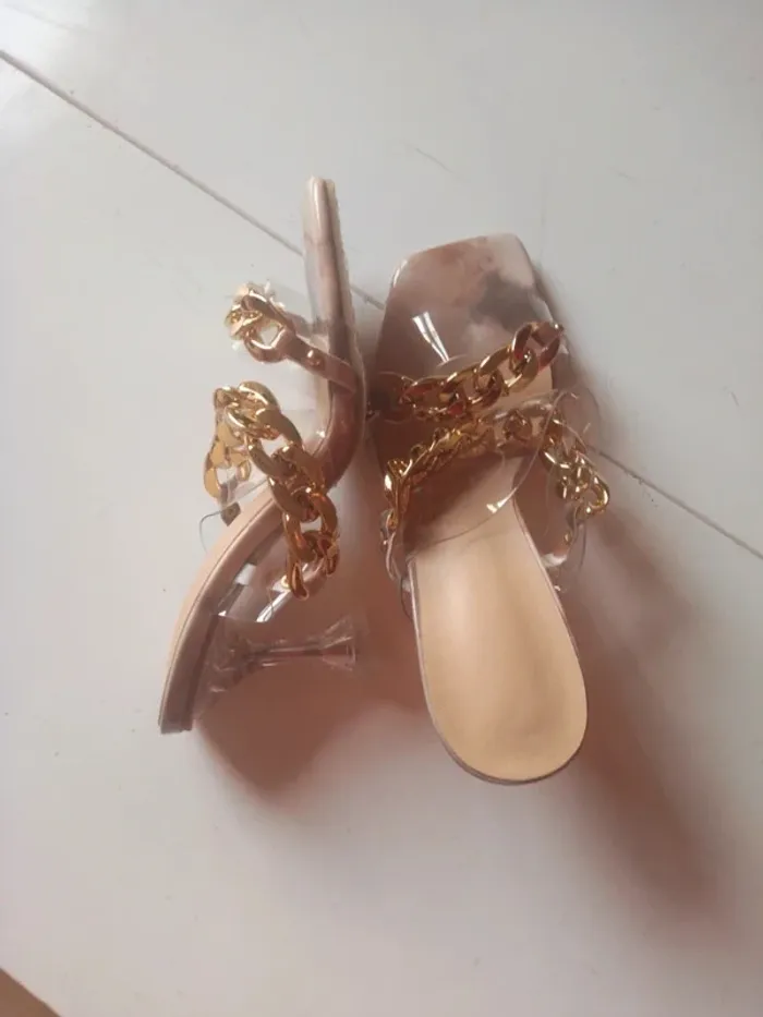 Mules transparentes à chaînes dorées à talons pyramidaux - photo numéro 7