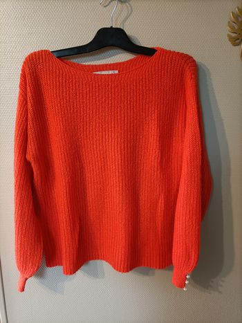 Pull uni orange avec perles aux manches
