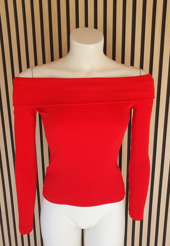 Splendide pull rouge à épaules dénudés 😍