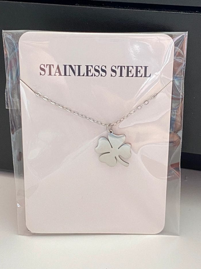 Collier pendentif trèfle à quatre feuilles argenté en acier inoxydable
