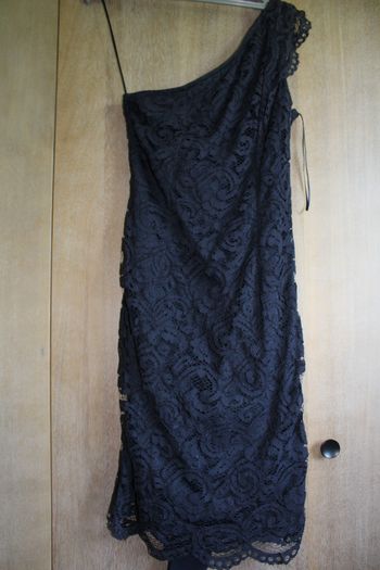 Robe dentelle épaule nue