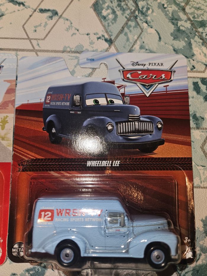 2 voitures cars Mattel neuves rare série spéciale - photo numéro 2