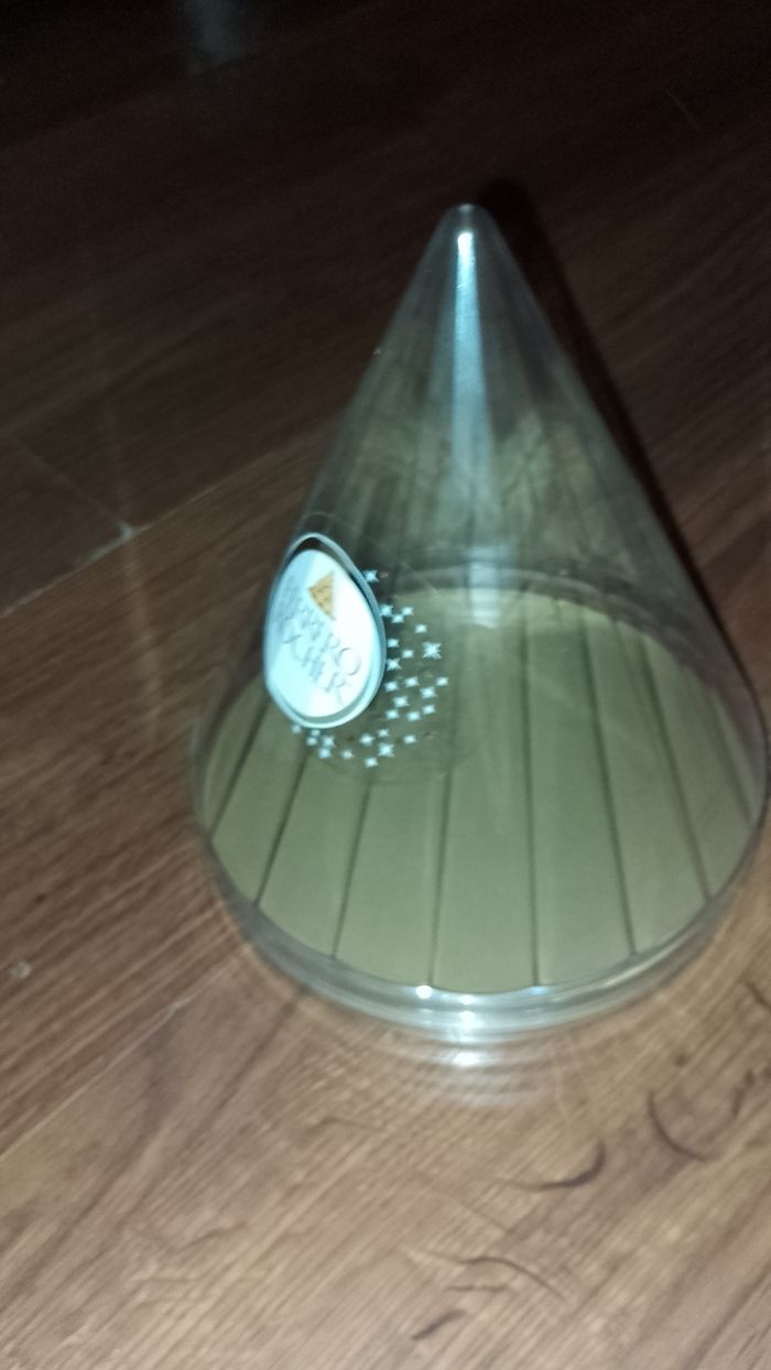 Cône, pyramide, boite vide de Ferrero