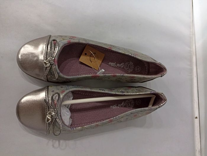 Ballerines argentées fleurs taille 33 - photo numéro 2