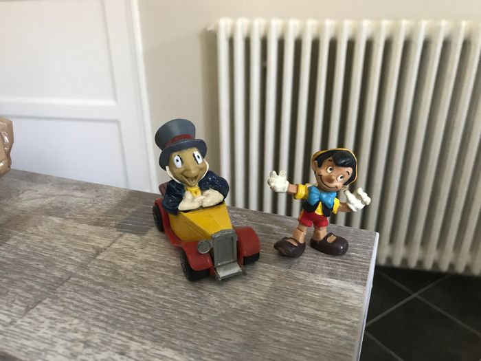 Figurine pinocchio et jiminy criquet