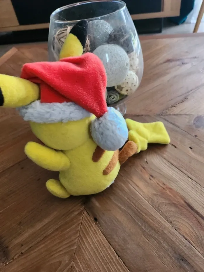Peluche pokemon Pikachu de Noël en bon état - photo numéro 2