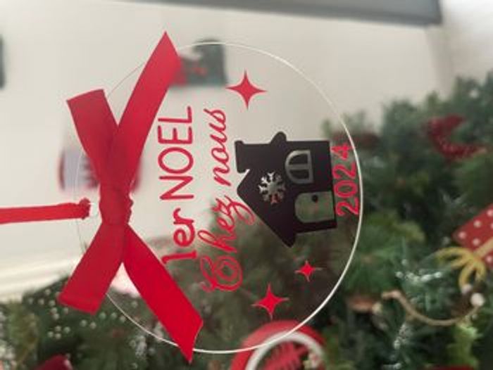 Boule de Noël en plexiglass personnalisée avec ruban en satin | Premier Noël - photo numéro 2