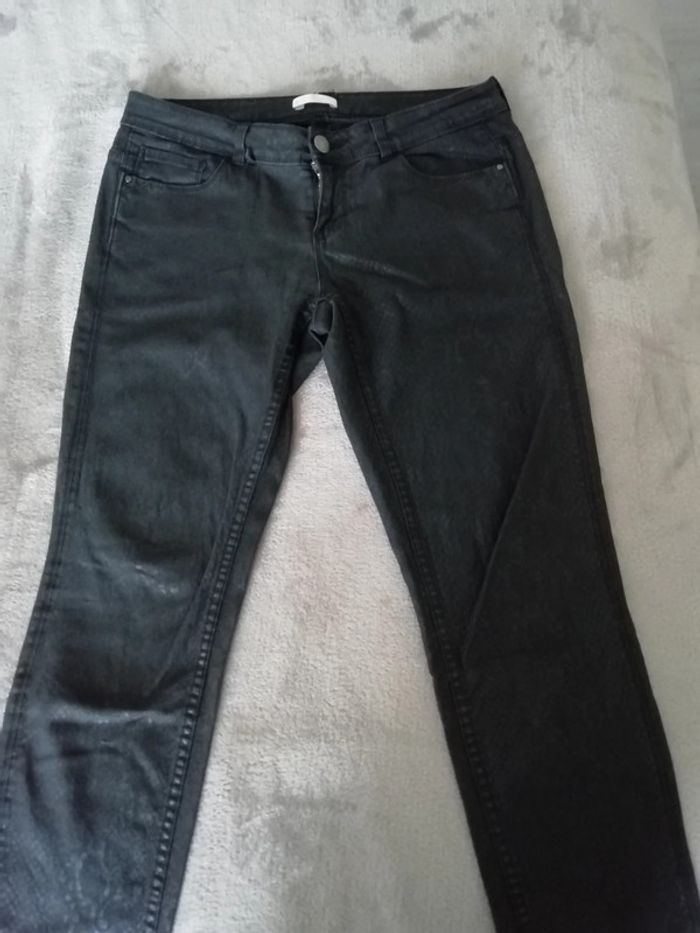 Pantalon noir motif serpent