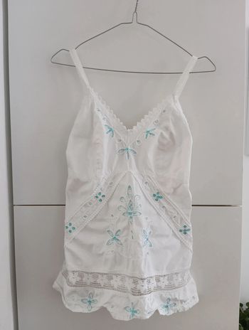 Top débardeur blanc en coton brodé, perles
