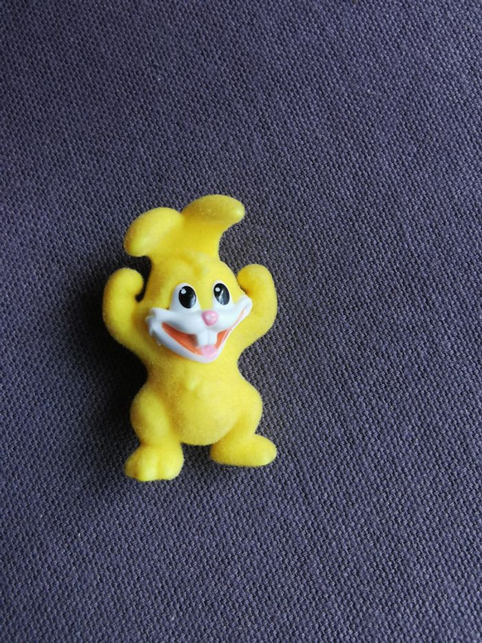 Figurine lapin jaune de Pâques Kinder - photo numéro 2