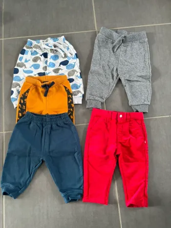 4 pantalons de joggings et 1 pantalon en velour rouge ( 9 mois)