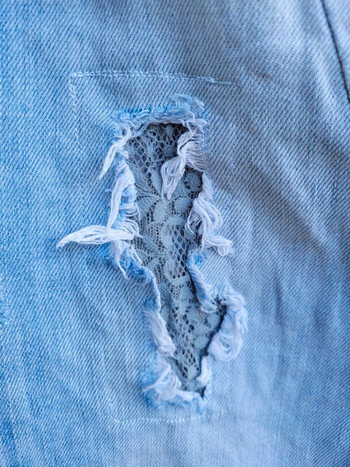 Superbe jeans 👖 Please effet délavé, troué avec dentelle taille Medium (38/40) - photo numéro 7