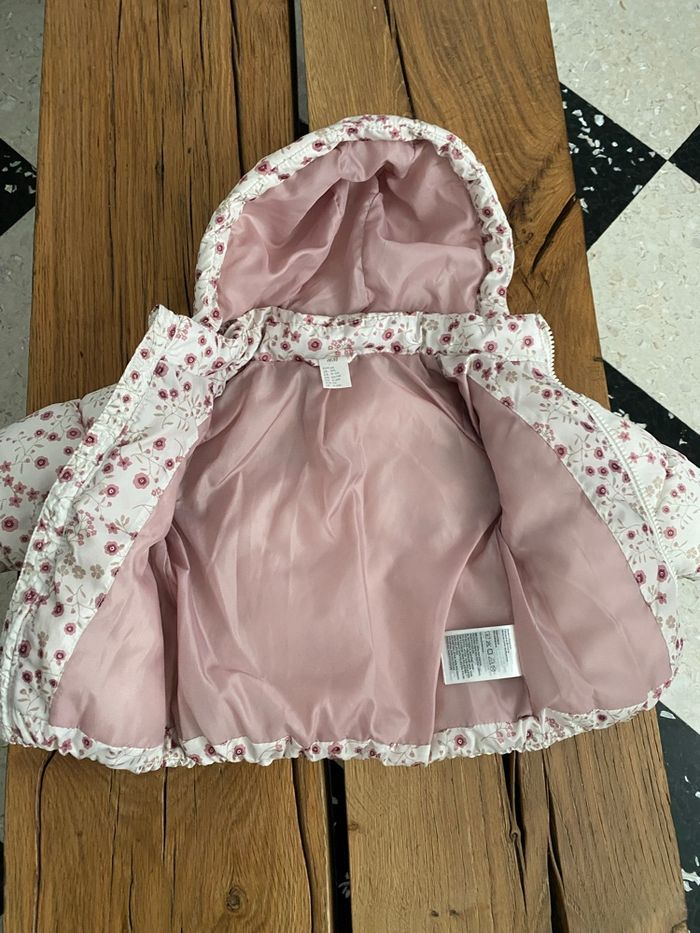 Doudoune fleurie H&M – Taille 4-6 mois (68 cm) - photo numéro 2