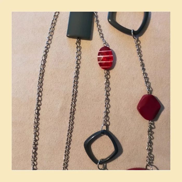 Collier long chaîne argentée et perles fantaisie rouges et grises - photo numéro 5