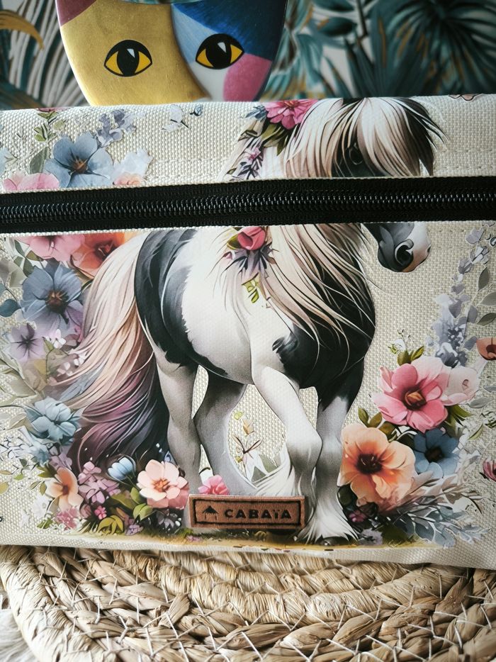 Magnifique pochette avant Cabaia 😍
Customisée motif cheval et fleurs - photo numéro 2