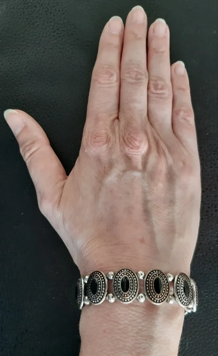 Très joli bracelet extensible vintage en émail noir et laiton argenté