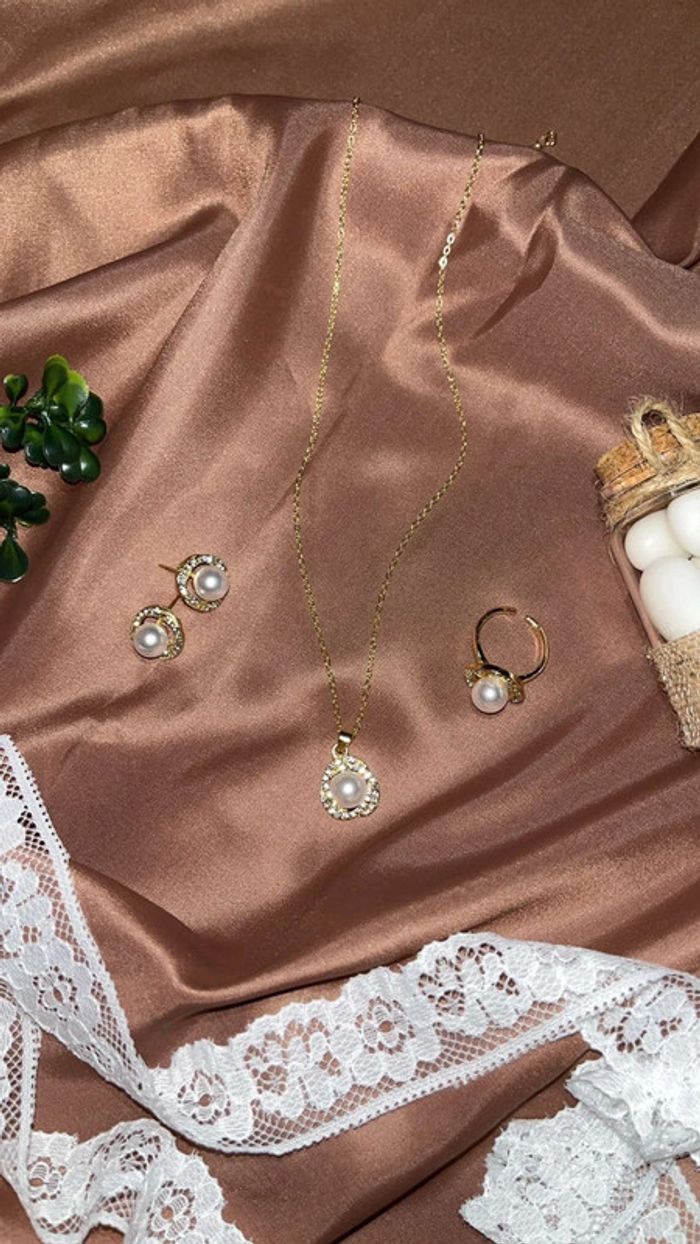Ensemble bijoux perles blanches entourées de doré – Collier, bague & boucles d’oreilles