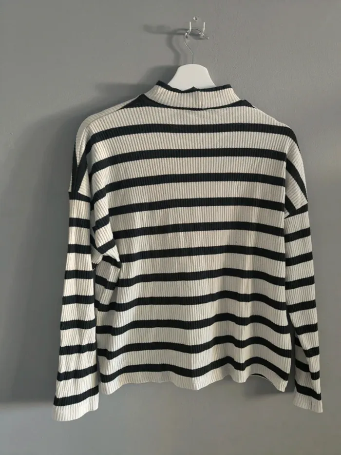 Pull blanc & noir stradivarius - photo numéro 2