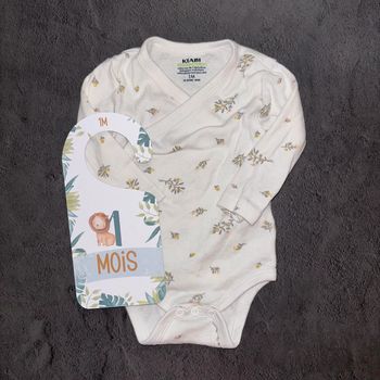 Body blanc fleurs Kiabi / 1 mois / Très bon état