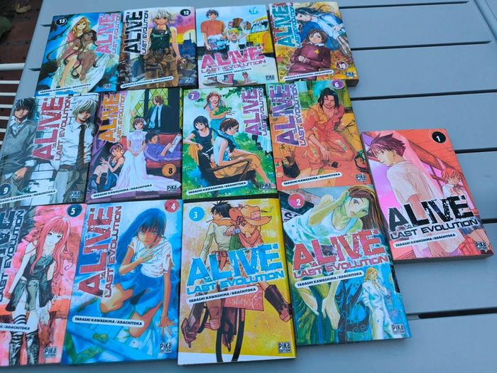 Lot de 13 mangas alive last évolution  de 1 à 13 en TB état