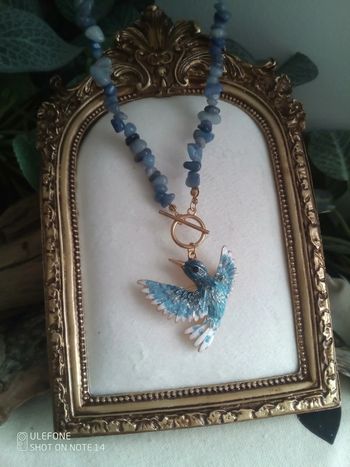 Collier colibri en pierres de sodalite naturelles