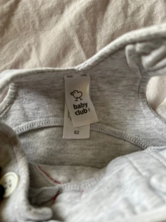 Salopette et t-shirt - photo numéro 4