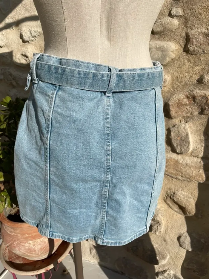 Bershka - Jupe en jean bleu clair avec ceinture - photo numéro 2
