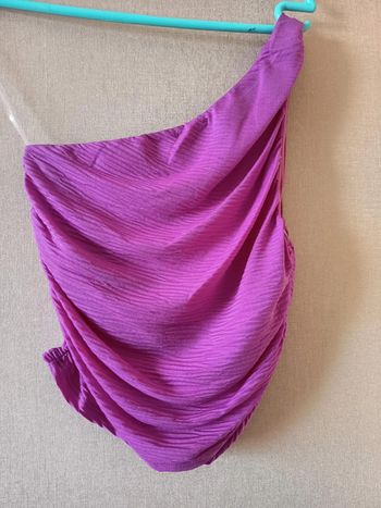 Crop-top. Une seule bretelle. Marque Lelis. (935)
