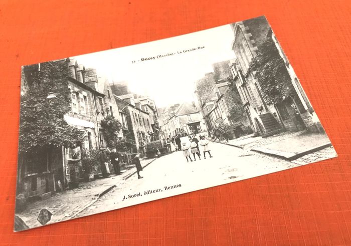 Carte postale ancienne Ducey (Manche) La Grande-Rue - photo numéro 2