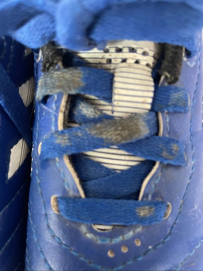 Chaussures de foot taille 27 - photo numéro 4