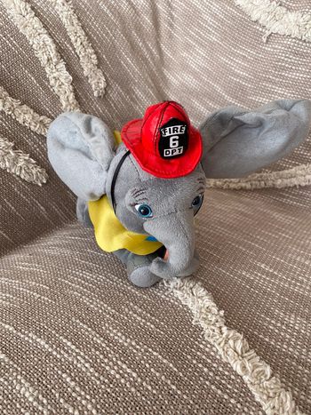 Peluche doudou 24cm Disney Dumbo éléphant casque pompier gris et rouge parfait état