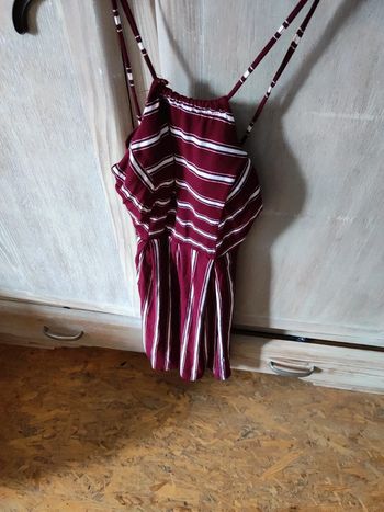 Belle petite robe courte bordeau et blanche