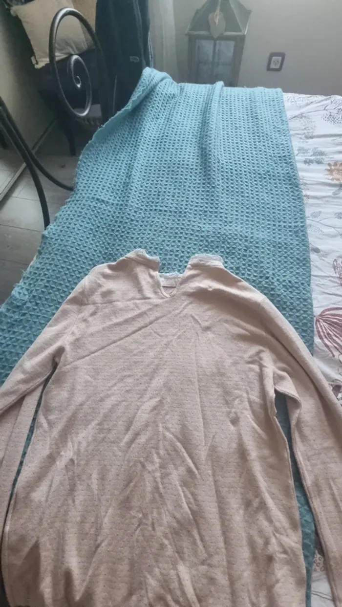 Pull Beige et petits points dorés et col broderie - photo numéro 3