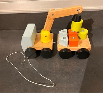 Camion grue aimanté bois