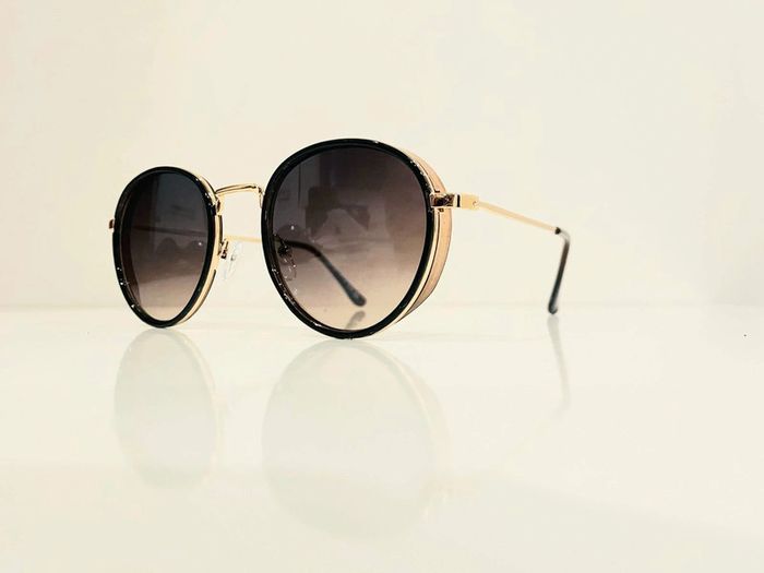 Lunette de soleil mixte ronde noire et dorée verres dégradés UV protection catégorie 2