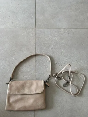 Sac à bandoulière Flora & Co, bon état mais il ya des marques d'usures dans les coins , 21*13cm