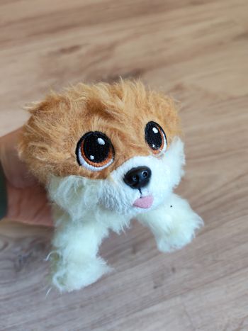 Peluche mini-chien, chiot qui tire la langue