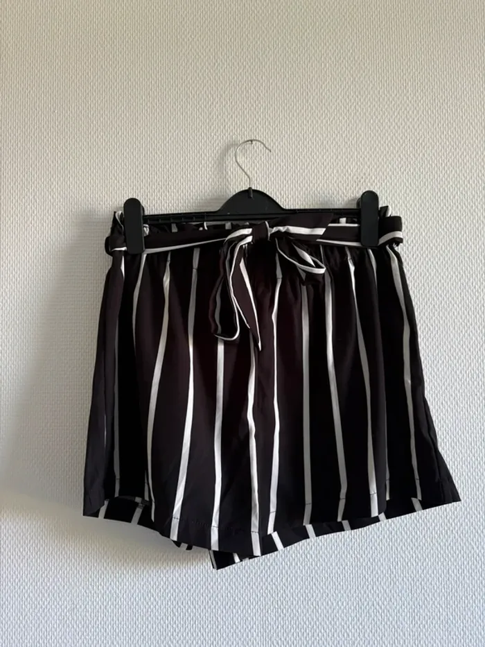 Short noir à rayures blanches - taille L