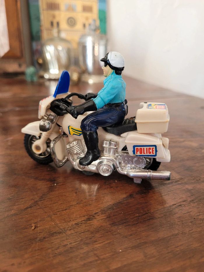 Vends petite figurine policier américain sur sa moto - photo numéro 2