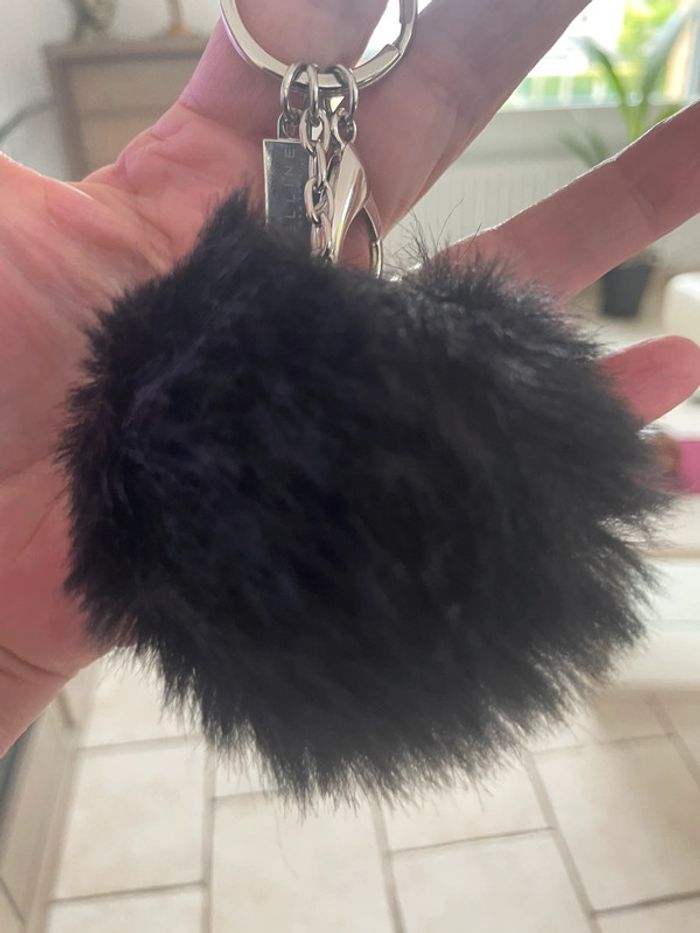Porte clefs pompon noir fausse fourrure  maybelline état neuf - photo numéro 7