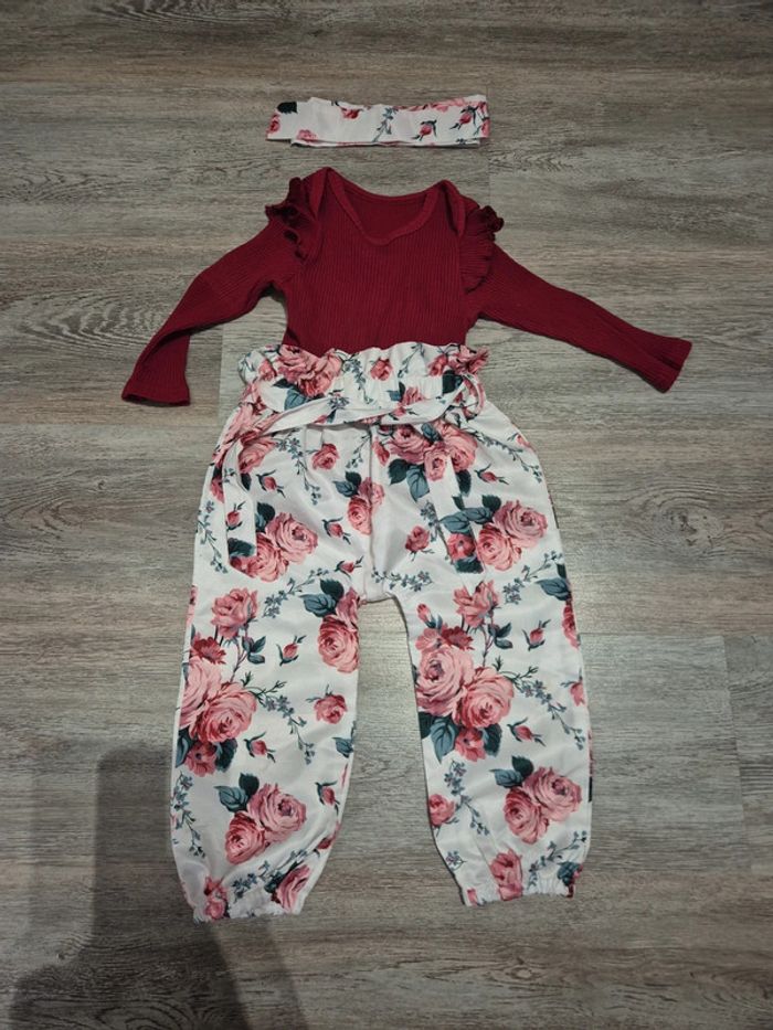Pantalon sarouel à fleurs et body a froufrou