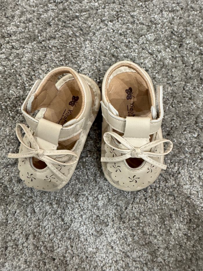 Paire de sandales qui fait pouet-pouet pour bébé - photo numéro 2