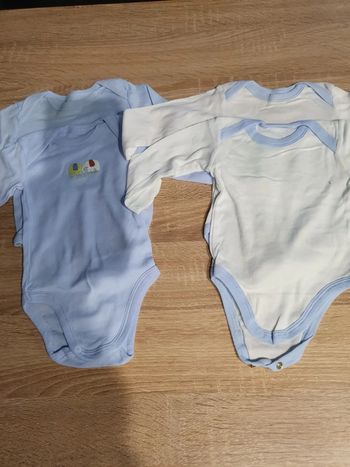 Lot 4 body bébé 9 mois