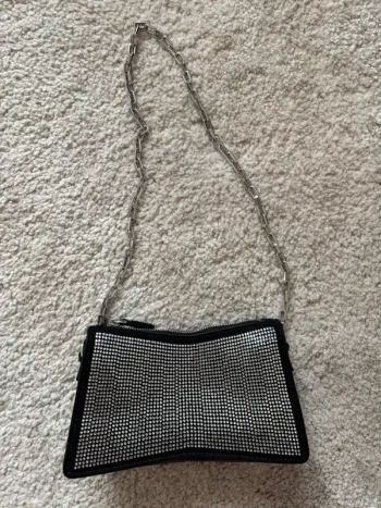 Sac à main noir avec strass Karl Lagerfeld porté épaule