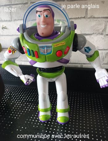 Toy story buzz parle anglais lazer les ailes ce déploie peut communiquer avec les autres 