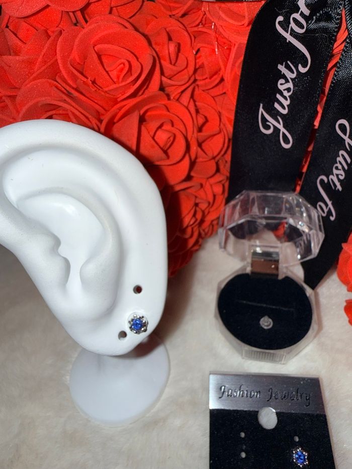 💙 Boucles d’oreilles argentées pierre bleue – Élégance et éclat 💙