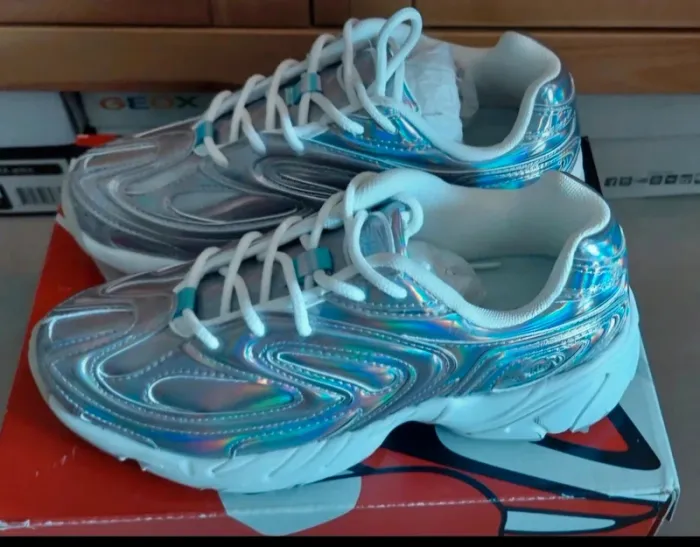 Belles baskets neuves 37 Fila argent - photo numéro 2