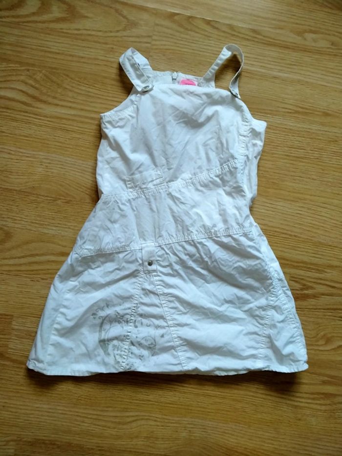 Robe salopette blanche. Kitiwatt.
Taille 3 ans