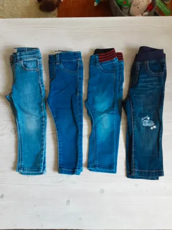 Lot 4 jeans fille T. 18 mois